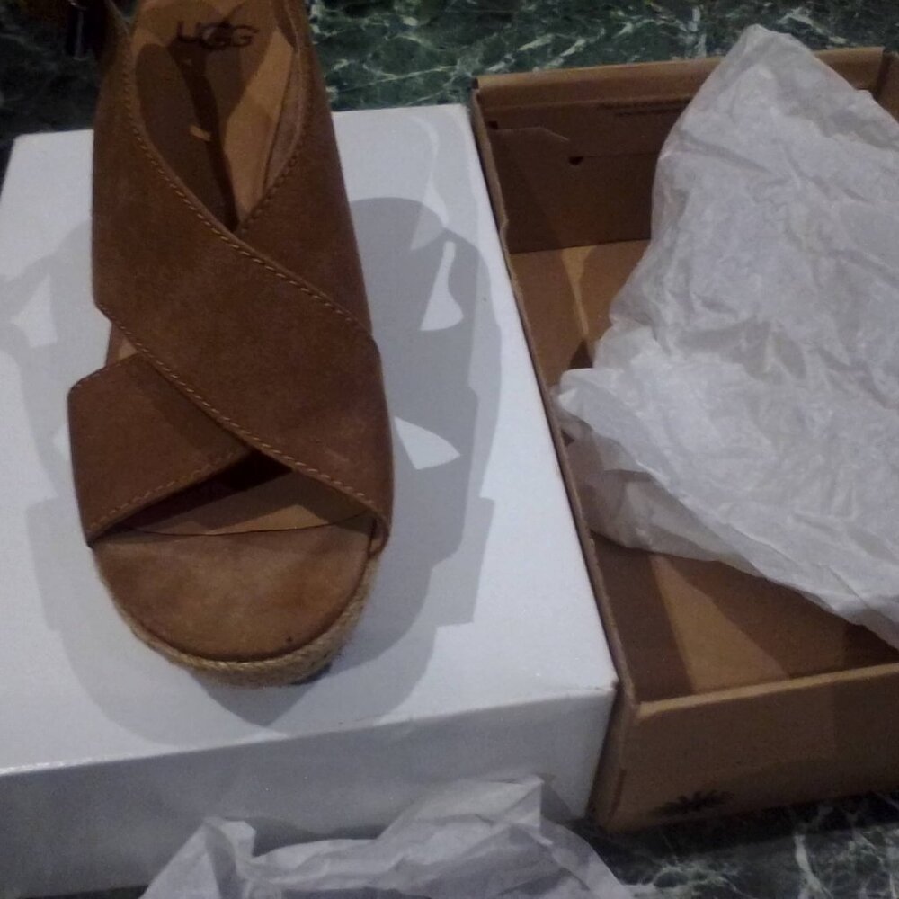 UGG Size 8 Harlow